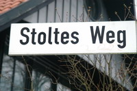 Stra�enschild vom Stoltes Weg am Hotel Village