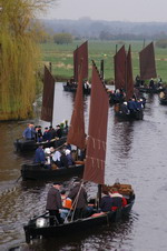Die Torfk�hne mit ihren braunen Segeln im Morgenlicht bei "Tietjens H�tte"