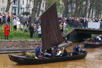 Im Findorffer Hafen wurde die Torfkahnflotte von Hunderten von Schaulustigen begeistert empfangen