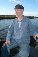 Skipper bei einer Torfkahnfahrt auf der Hamme