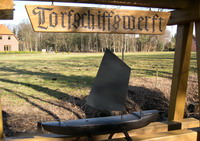 Torfkahnmodell am Eingang zum Torfschiffwerft-Museum