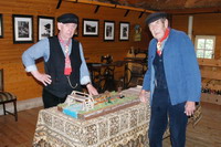 Heinz-Georg Ludwigs (links) und Werner Otten an einem Modell im Torfstechmuseum