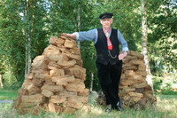 Heinz-Georg Ludwigs vor Torfballen