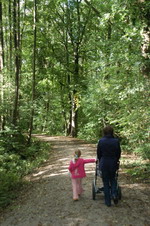 Junge Mutter mit Kind beim Wandern in Worpswede