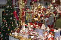 Weihnachtsdeko und -baum im Worpsweder Fenster