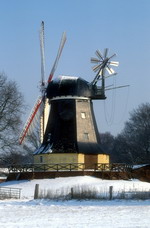 Wahrzeichen von Worpswede: Die M�hle (im Winter)