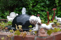 Kleiner Brunnen mit Engeln im Worpsweder Bauerngarten