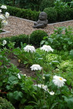 Buddha-Figur im Worpsweder Bauerngarten