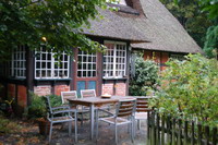 Garten-Terasse vom ehemaligen Atelier von Paula Modersohn-Becker im denkmalgesch�tzten Br�njeshof, in sich heute die �Ferienwohnung Paula�, die nach historischem Vorbild restauriert und eingerichtet wurde, befindet