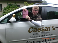 Fahrsch�ler Sebastian Schmidtmann nach bestandener Pr�fung mit seinem F�hrerschein