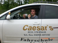 Fahrsch�ler Manuel Reichert nach bestandener Pr�fung mit seinem F�hrerschein