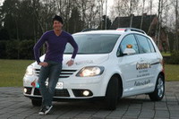 Fahrlehrer Matthias Caesar vor seinem VW Golf V Plus (1,9 TDI) mit 105 PS und 6-Gang-Getriebe - f�r ein gr��eres Foto bitte direkt auf das Bild doppelklicken !