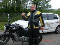 Fahrsch�ler Timo B�ttjer nach bestandener Pr�fung mit seinem F�hrerschein
