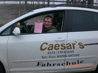 Fahrsch�ler Marco B�ttjer nach bestandener Pr�fung mit seinem F�hrerschein