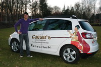 Fahrlehrer Matthias Caesar vor seinem VW Golf V Plus (1,9 TDI) mit 105 PS und 6-Gang-Getriebe - f�r ein gr��eres Foto bitte direkt auf das Bild doppelklicken !
