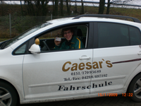 Fahrsch�ler Philip Nowak nach erfolgreicher Pr�fung