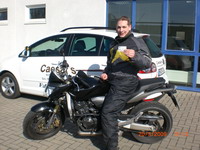Fahrsch�ler Andree Campe nach bestandener Motorrad-Pr�fung