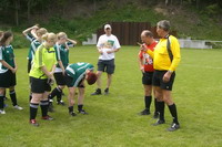 Schiedsrichter-Kontrolle durch Pan Birnbacher bei einem Spiel der Damen-Mannschaft des FC Worpswede