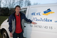 H.H. Wendelken - Ihr Partner f�r Maurer- und Reparaturarbeiten, Fliesen-, Platten- und Mosaikverlegung - vor seinem Transporter
