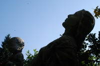 Silhouette vom Grab der weltbekannten Malerin Paula Modersohn-Becker auf dem Worpsweder Friedhof