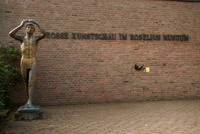 Hoetger-Skulptur "Tag oder Schreitender J�ngling" (1910) am Eingang zur Grossen Kunstschau im Roselius-Museum