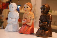 Beliebtes Geschenk: Tine - sitzendes M�dchen nach Paula Modersohn-Becker - entworfen von der Worpsweder Bildhauerin Gitta Hueck (gibt es in einfarbig f�r 29 Euro, mehrfarbig f�r 69 Euro und in Bronze f�r 250 Euro)