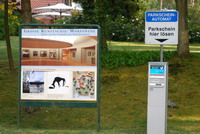 Infotafel der Grossen Kunstschau am zentralen Parkplatz