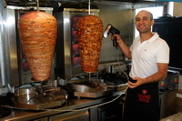 Gesch�ftsf�hrer Mehmet Sicak am D�ner-Spie�