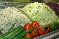 Frisch angerichtete Krautsalatplatten mit Gem�se im Edessa Schnellrestaurant