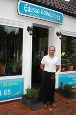 Gesch�ftsf�hrer Mehmet Sicak vor dem Edessa Schnellrestaurant in Worpswede