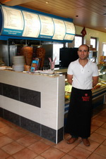 Mehmet Sicak - Gesch�ftsf�hrer vom Edessa Schnellrestaurant in Worpswede - vor dem Tresen
