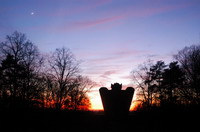 Der Niedersachsenstein im Sonnenuntergang im Februar