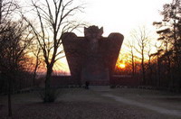 Der Niedersachsenstein im M�rz bei Sonnenuntergang