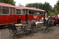 G�ste im Worpsweder Bahnhof verfolgen die Ankunft des Moorexpress