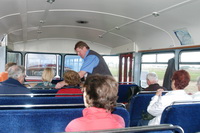 Zugbegleiter im Moorexpress bei der nostalgischen Fahrt durch das Teufelsmoor
