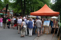 Dichtes Treiben beim Open-Air-Galerien-Fest in der Bergstra�e