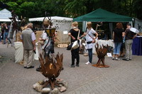 Besucher beim Open-Air-Galerien-Fest
