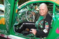 SV Werder Bremen-Fan Hans Sodke vor seinem Werder-Auto (Mercedes SLK 230)