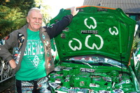 Werder-Fan Hans Sodke vor dem Motorraum seines SLK 230