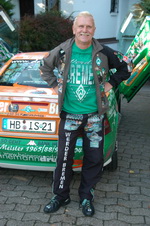 Hans Sodke vor seinem Werder-Auto