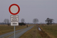 Der Weg zum Aussichtsturm in den Linteler Weiden ist nur f�r den landwirtschaftlichen Verkehr freigegeben