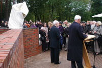 Einweihung des Bacchus-Brunnen in Worpswede durch den Bildhauer Prof. Waldemar Otto (links) und Karl-Heinz Marg (Vorsitzender der "Kulturstiftung Landkreis Osterholz") 