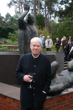 Bildhauer Prof. Waldemar Otto vor seinem Werk bei der Einweihung des Bacchus-Brunnen in Worpswede
