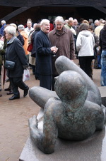 Einweihung des Bacchus-Brunnen in Worpswede - links im Bild: Bildhauer Prof. Waldemar Otto im Gespr�ch mit einem Gast
