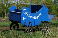 Eine alte Kutsche weist den Weg zum 2011 er�ffneten "Cafe D�umlingsdorf"