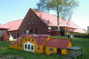Der Worpsweder Bahnhof im Miniaturformat im "Cafe D�umlingsdorf", Inhaber: Anke und Dietrich Stelljes, Zu den H�fen 17, Worpswede-�berhamm, Tel.: 04792/1364, Homepage (in Vorbereitung): www.cafe-d�umlingsdorf.de - �ffnungszeiten: Nur Sonntags - das Hofcafe kann auch f�r private Veranstaltungen angemietet werden