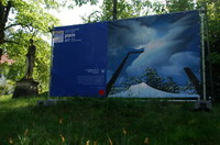 14 Frauke Migge (geb. 1941), Magie der Zeichen II, Privatbesitz - en plein air - Worpsweder Kunst unter freiem Himmel - hier vor dem St.-Georg-Denkmal und der Zionskirche im Hintergrund