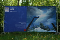14 Frauke Migge (geb. 1941), Magie der Zeichen II, Privatbesitz - en plein air - Worpsweder Kunst unter freiem Himmel - hier vor dem St.-Georg-Denkmal und der Zionskirche im Hintergrund