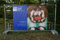 17 Uwe H��ler, geb. 1938, Frau mit Obstschale, 2005, Privatbesitz - en plein air - Worpsweder Kunst unter freiem Himmel - hier auf dem Weyerberg