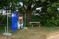 17 Uwe H��ler, geb. 1938, Frau mit Obstschale, 2005, Privatbesitz - en plein air - Worpsweder Kunst unter freiem Himmel - hier auf dem Weyerberg